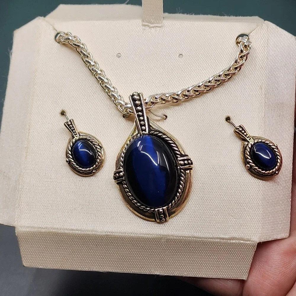 Kenneth Cole Cat Eye Glass Pendant Necklace Earrings Set Silver Tone Rope Detail